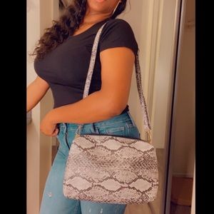 NEW‼️ 2 in 1 Snake Print Crossbody/Clutch Bag